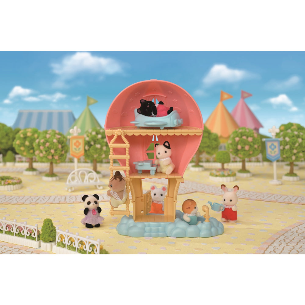 Sylvanian Families Baby Ballon Spielhaus – Luftige Abenteuer mit dem Tuxedo Katzen Baby