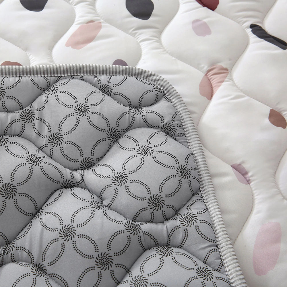 STILVOLL UND AMÜSANT – Baby Krabbeldecke im Unisex-Hygge-Design