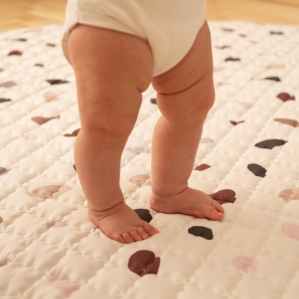 Hakuna Matte Gesteppte Krabbeldecke "Confetti" – Weich, sicher & spielerisch farbig
